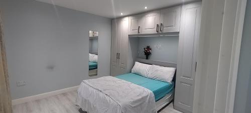 a small bedroom with a small bed and a closet at Cozy Studio Apartment in Dublin