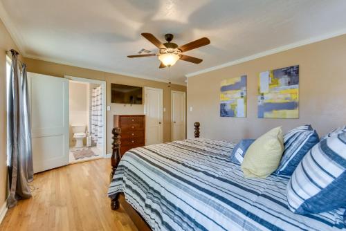 a bedroom with a bed and a ceiling fan at Charming Lake Charles Apartment 2 Mi to Lake! in Lake Charles