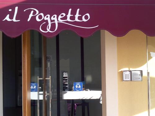a purple umbrella on the side of a restaurant at Albergo Diffuso - Il Poggetto tra Urbino & San Marino in Urbino