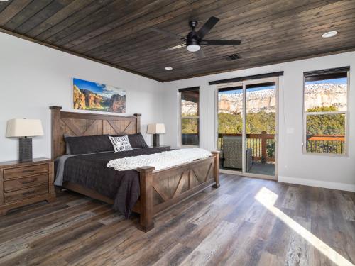 una camera da letto con un letto e un ventilatore a soffitto di Stargazer: Air Hockey, Foosball and Hot Tub Near Zion a Orderville