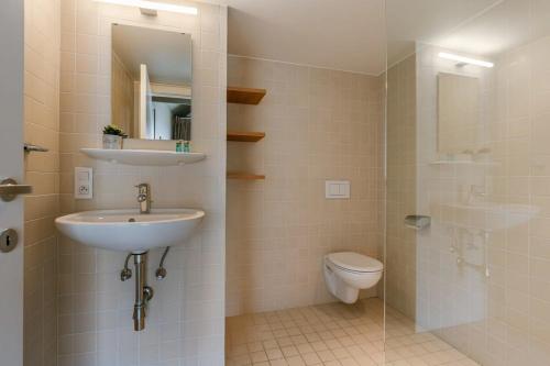 uma casa de banho com um lavatório e um WC em Bonrepo Room 104 em Bruges