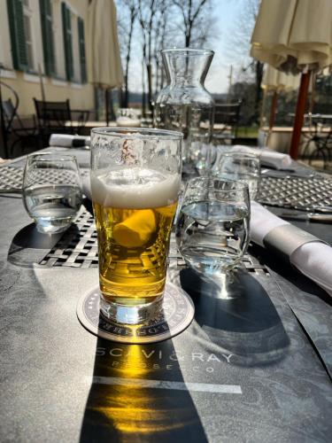 un bicchiere di birra seduto sopra un tavolo di Schloss Burgellern a Scheßlitz