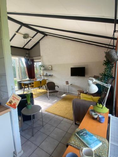 een woonkamer met een bank en een tv bij Zuid Limburg Huisje Josefien in Simpelveld