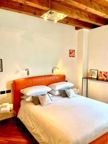a bedroom with a bed with white sheets and pillows at Miami in Venice in Venice