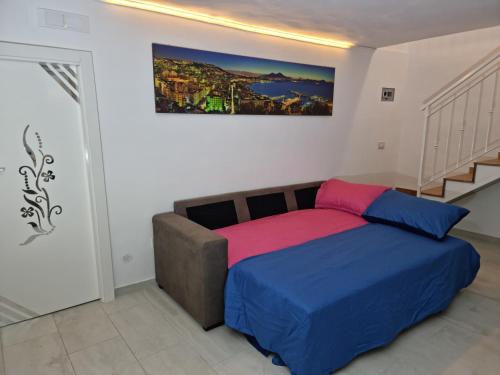 ein Schlafzimmer mit einem Bett und einem Gemälde an der Wand in der Unterkunft DV House Via toledo QuartieriSpagnoli in Neapel