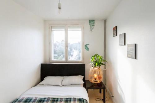 a small bedroom with a bed and a window at Charmant appartement pour 3 personnes à Bagneux in Bagneux