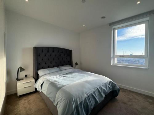 Un dormitorio con una cama grande y una ventana en Luxury 2B2B in central London en Londres