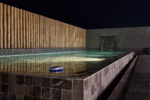 una piscina con un objeto azul en el agua en Casa D30 Oasis Bahía Paracas en Pisco