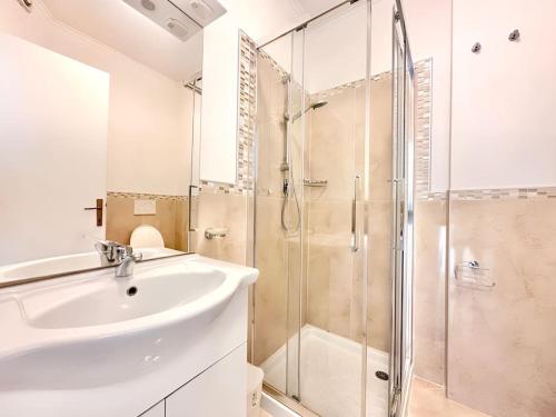Koupelna v ubytování Golden Luxe - incredibile appartamento a 2 passi dal mare