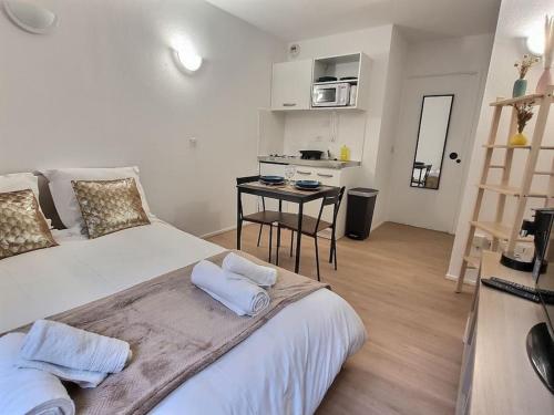 une chambre avec un lit et une table dedans dans l'établissement World of Lovers *Paris*Disney*, à Bussy-Saint-Georges