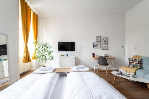 Lite 1BR Near Metro & Center by HM