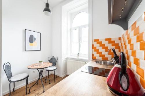 Lite 1BR Near Metro & Center by HM