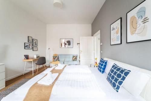 Lite 1BR Near Metro & Center by HM