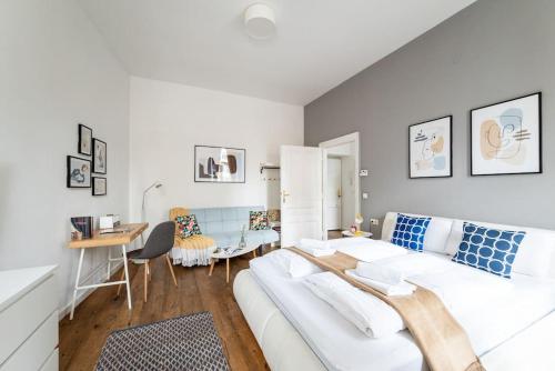 Lite 1BR Near Metro & Center by HM