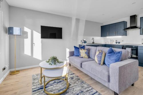 sala de estar con sofá y mesa en King Street Stay - SJA Stays - Luxury 2 Bed Apartment en Aberdeen