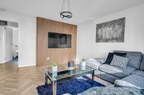 uma sala de estar com um sofá e uma mesa de vidro em Urban City Stay - SJA Stays - Luxury 2 Bed Apartment em Aberdeen