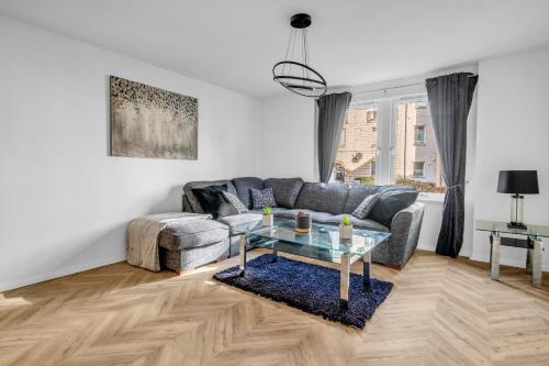 salon z kanapą i szklanym stołem w obiekcie Urban City Stay - SJA Stays - Luxury 2 Bed Apartment w Aberdeen