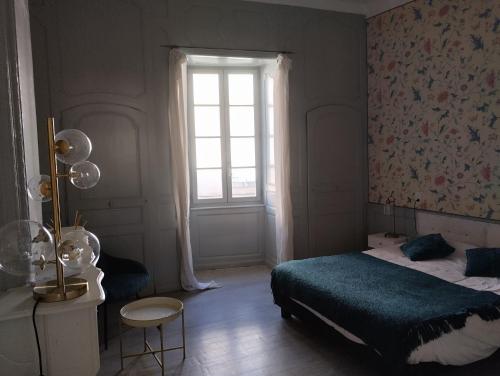 1 dormitorio con cama y ventana en LE PATIO, en Grignan