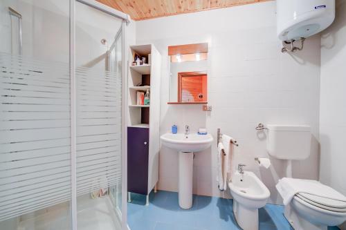 La salle de bains est pourvue d'un lavabo, de toilettes et d'une douche. dans l'établissement Studio Borgata Ski In Ski Out 300m - Happy Rentals, à Sestrières