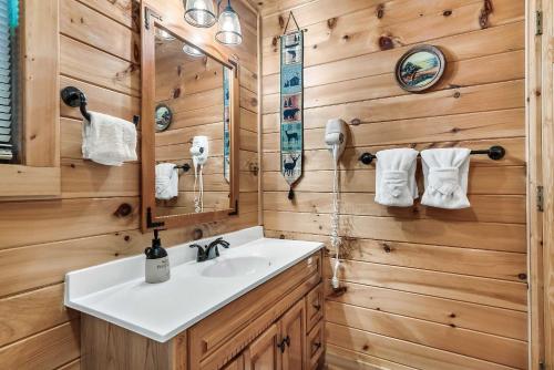 Phòng tắm tại Bear Mountain Chalet in Sevierville with Hot Tub