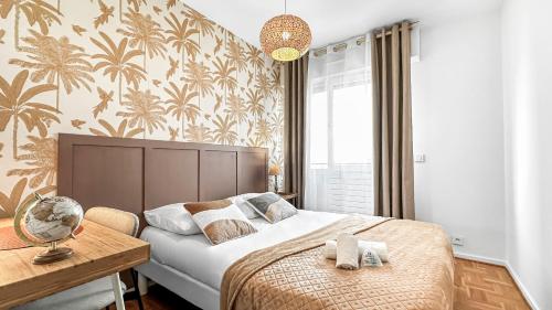 Un dormitorio con una cama y una mesa con toallas. en Coloc Dormant - Hyper-centre, proche transports pour Genève. en Annemasse