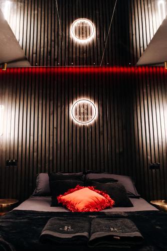 - une chambre dotée d'un lit avec des lumières sur le mur dans l'établissement BlackRoom Suite de Luxe 50 Nuances de grey, au Havre