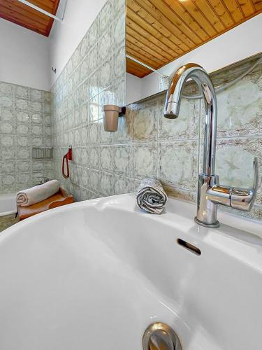 - un évier de cuisine avec un robinet dans l'établissement Havre de Lumière à La Barre-de-Monts, à La Barre-de-Monts