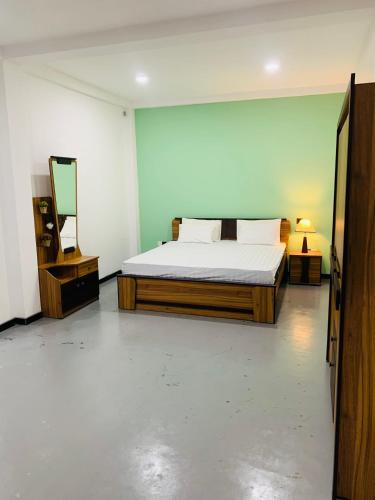 Un pat sau paturi într-o cameră la Maali villa