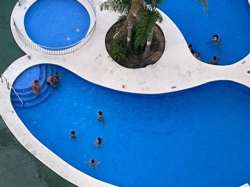 une vue de tête sur les gens dans l'eau d'un parc aquatique dans l'établissement Ambar Monica Apartment, à Calp