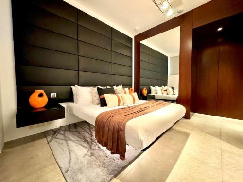 um quarto com uma cama grande num quarto em Hyde Park Central South Kensington em Londres
