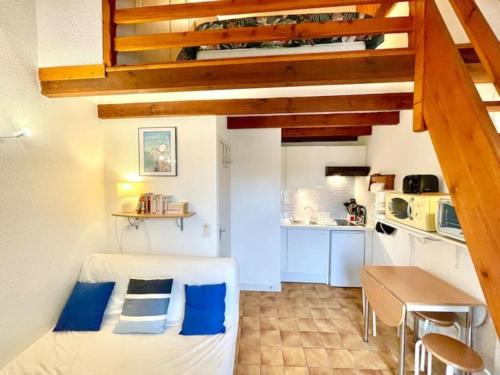 Habitación pequeña con cama y cocina en Studio Bord de mer avec terrasse, en Saint-Georges-de-Didonne