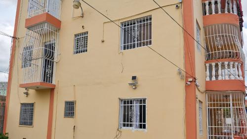 un bâtiment avec des fenêtres à barreaux sur son côté dans l'établissement Lovely and peaceful stay, à San Pedro de Macorís