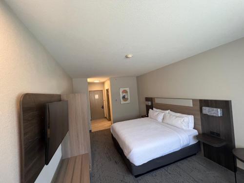 Habitación de hotel con cama y TV en Holiday Inn Express - Wichita North - Park City, an IHG Hotel en Park City
