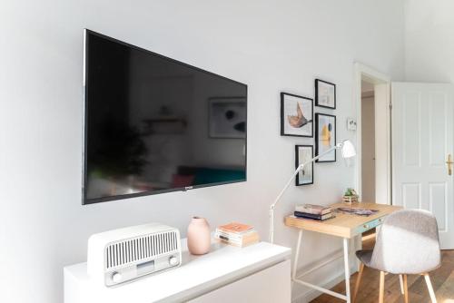 Cool 1BR Near Metro & Center by HM