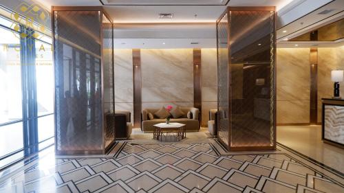 eine Lobby mit einem Sofa und einem Tisch in einem Gebäude in der Unterkunft Apartment Pollux Habibie 2BR 11th Floor By Royal Suites in Batam Center