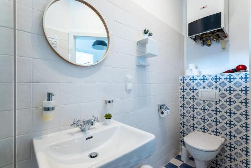Cool 1BR Near Metro & Center by HM