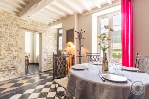 une salle à manger avec une table et une fenêtre dans l'établissement La coquette de Val aux portes de Bayeux, à Saint-Martin-des-Entrées