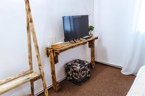 a television on a wooden stand in a room at Casa Rosu in Cluj-Napoca