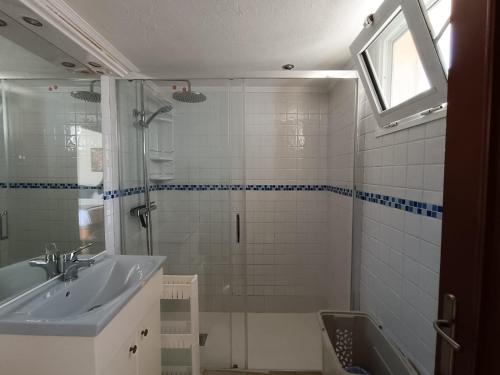 y baño con lavabo y ducha. en 1 Bedroom Bungalow Sonemar 216, en Maspalomas