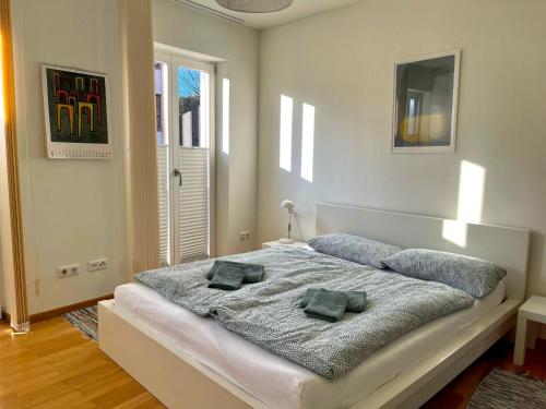 um quarto com uma cama com duas almofadas em Elegantes Haus - direkt am Domplatz - Garage em Erfurt