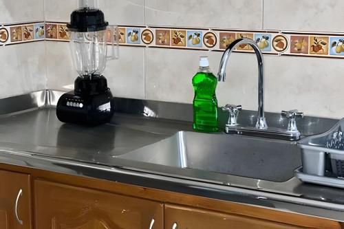 a kitchen counter with a sink and a blender at GURUS FR | Hermoso Apto. familiar con terraza | Santa Rosa in Santa Rosa de Cabal