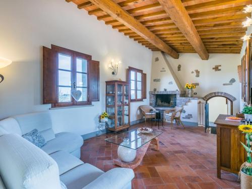 ein Wohnzimmer mit einem Sofa und einem Tisch in der Unterkunft Holiday Home Casale L'Uliveta by Interhome in Canneto