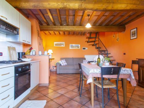 cocina y sala de estar con mesa y sofá en Holiday Home Belvedere - BLU101 by Interhome, en Bagni di Lucca