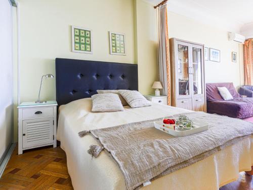 1 dormitorio con 1 cama grande y cabecero azul en Apartment La Floride Promenade des Anglais by Interhome, en Niza