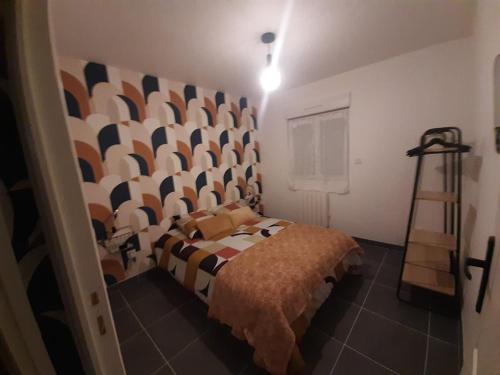 Una cama o camas en una habitación de Mulots et Bulots