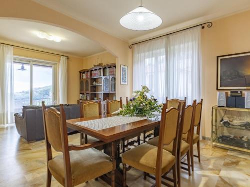 comedor con mesa y sillas en Holiday Home Irma by Interhome, en Cipressa