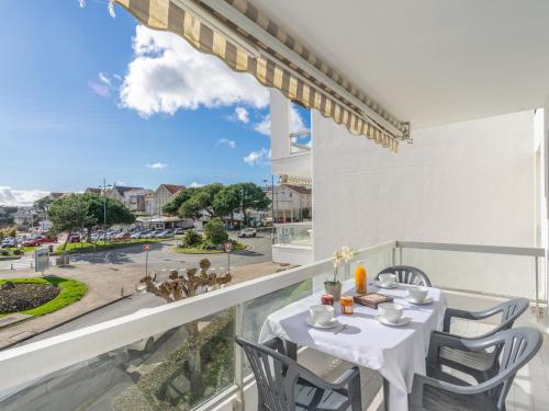 einen Tisch und Stühle auf einem Balkon mit Straßenblick in der Unterkunft Apartment La Plage by Interhome in Strand Pontaillac
