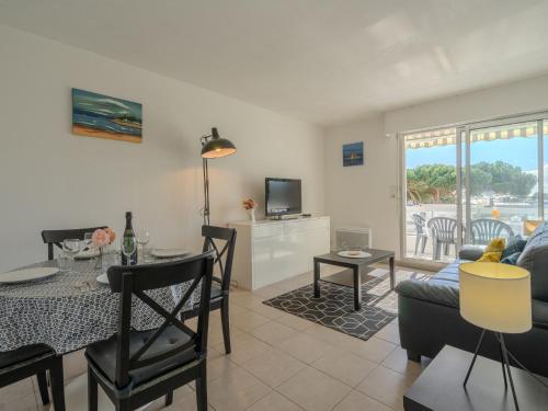 un salon avec une table et une salle à manger dans l'établissement Apartment La Plage by Interhome, à Pontaillac