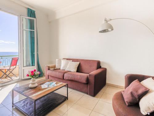 un salon avec un canapé et une table dans l'établissement Apartment Les Yuccas Promenade des Anglais by Interhome, à Nice