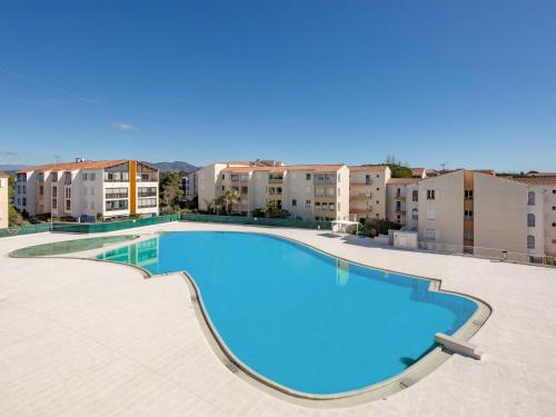 - une grande piscine dans un complexe d'appartements dans l'établissement Apartment Le Lagon Bleu-5 by Interhome, à Fréjus